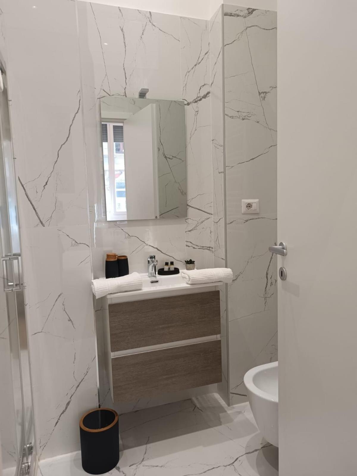 Be-C0 Centrale New Double Suite Milan Bagian luar foto